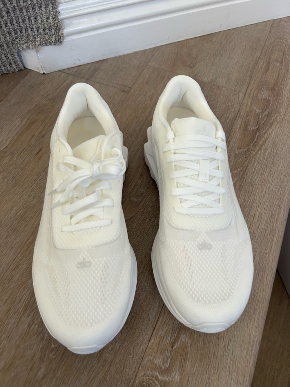 ALO Yoga Men’s Runner White Performance Sneakers, mens 9 - Picture 2 of 5